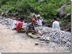 labours-working-for-road