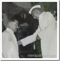 laxman-singh-janpangi-with-president-rajendra-prasad-taking-padma-shri-award