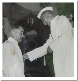 laxman-singh-janpangi-with-president-rajendra-prasad-taking-padma-shri-award